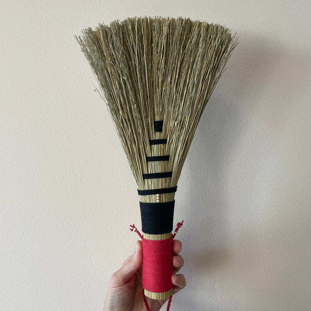 Large Hawktail Broom - Black & Red